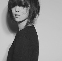 黑白女生QQ头像 逃离你的世界