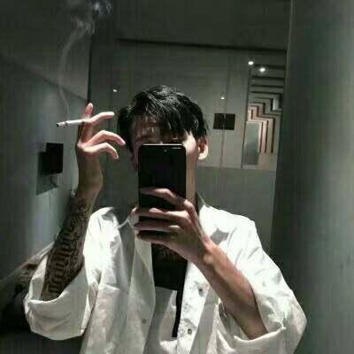 最新男生头像伤感孤独微信头像 跌到了最暗处心忽然明了
