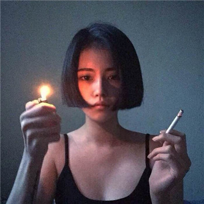 重口味病态女生头像精选 原来不回我信息的人还可以动态更新