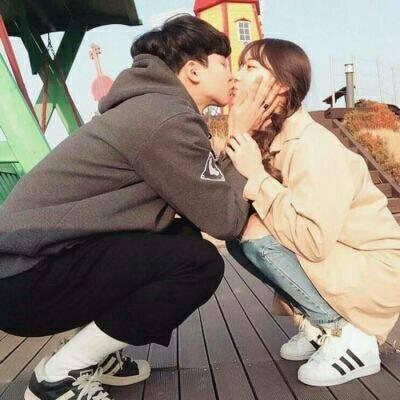 2022高清微博头像幸福亲吻情侣一对两张 情侣头像一男一女