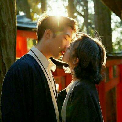 微信个性情侣头像亲吻一对一张甜蜜幸福 初衷还能找初心再不得