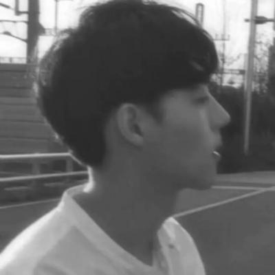 伤感男生黑白头像一个人难过 硬撑是我的天赋