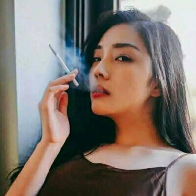 超拽霸气的抽烟女生微信头像伤感 没名没份的醋吃着最酸