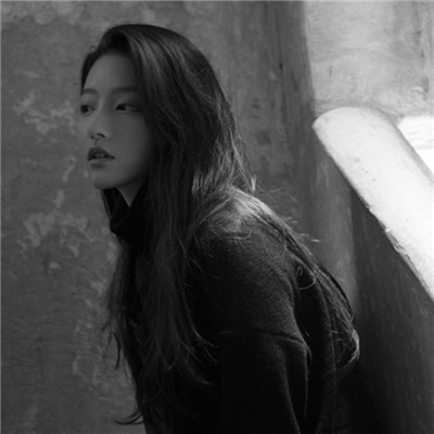 微信伤感的黑白头像落寞的你 跌跌撞撞之后才仿佛明白