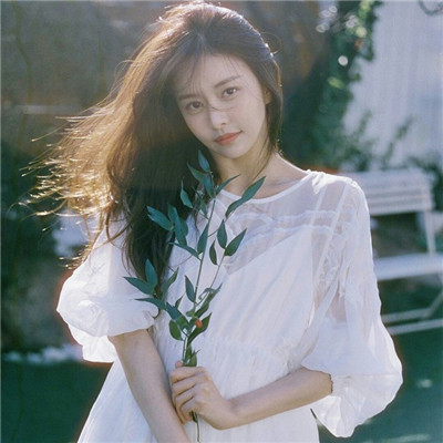 2022女生唯美有意境长发头像 用黑色颓废掩饰自己的无助