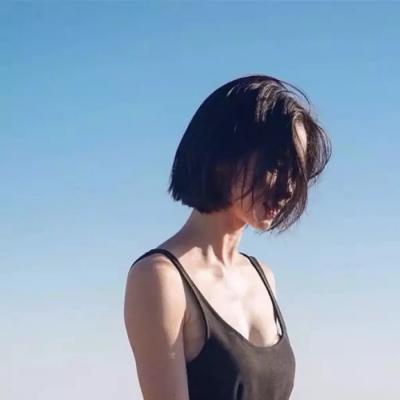微信女生头像短发气质优雅 用微笑伪装自己的悲伤