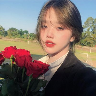 2023很好看手捧鲜花的美女头像合集 要是晚上有早上那么困就好了