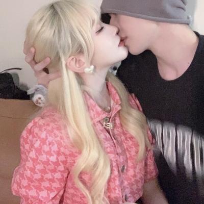 情头真人一男一女超甜很幸福 捧着花见面永远是件浪漫的事
