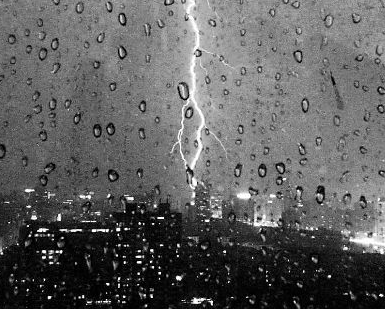电闪雷鸣风雨交加的夜晚说说 雷雨交加的夜晚感慨说说 电闪雷鸣风雨交加的夜晚说说 雷雨交加的夜晚感慨说说